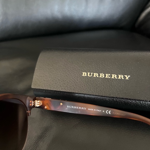 Almost new Burberry sunglasses, brown Made in Italy - Picture 4 of 5